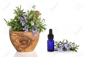 5866672-Rosemary-et-au-thym-herbes-en-fleur-dans-un-mortier-de-bois-olive-avec-un-pilon-avec-une-bouteille-d-Banque-d'images